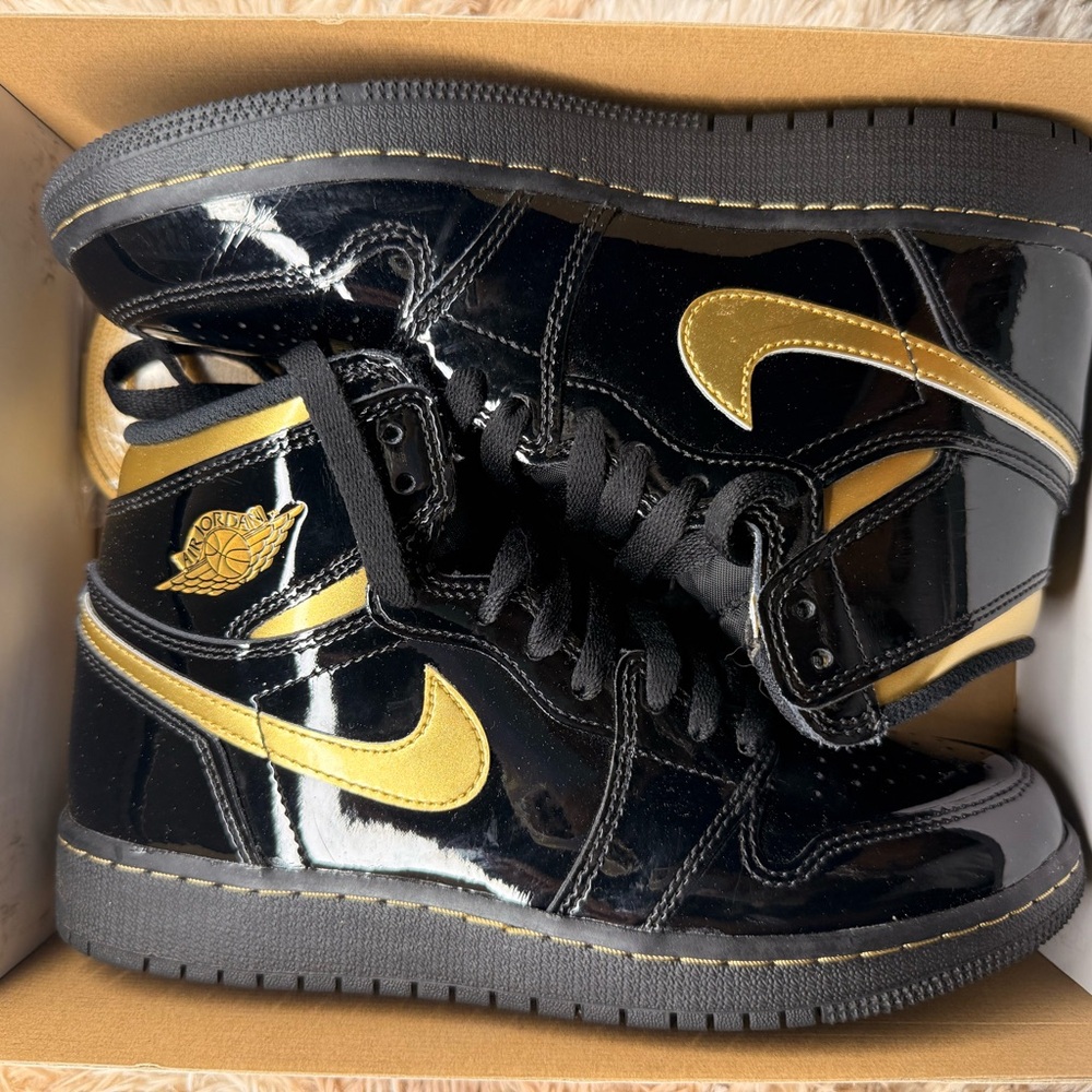 Nike Air Jordan 1 Retro High Black Metallic Gold